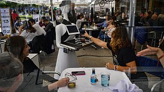 Un robot atiende a los clientes en una terraza en Pamplona, España