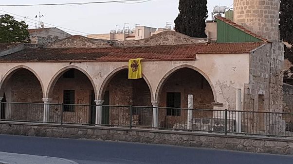 Kıbrıs'ta camiye Bizans bayrağı asıldı Kıbrıs'ta camiye Bizans bayrağı asıldı