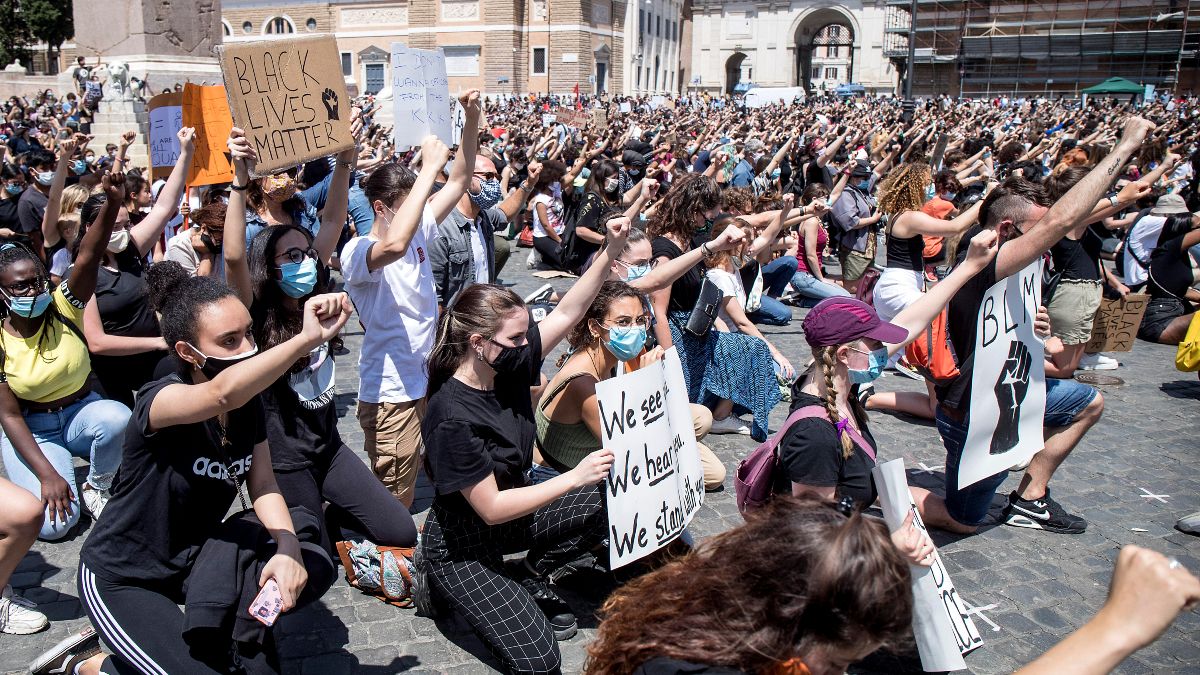 Kniend und mit erhobener Faust - Anti-Rassismus-Proteste in Europa