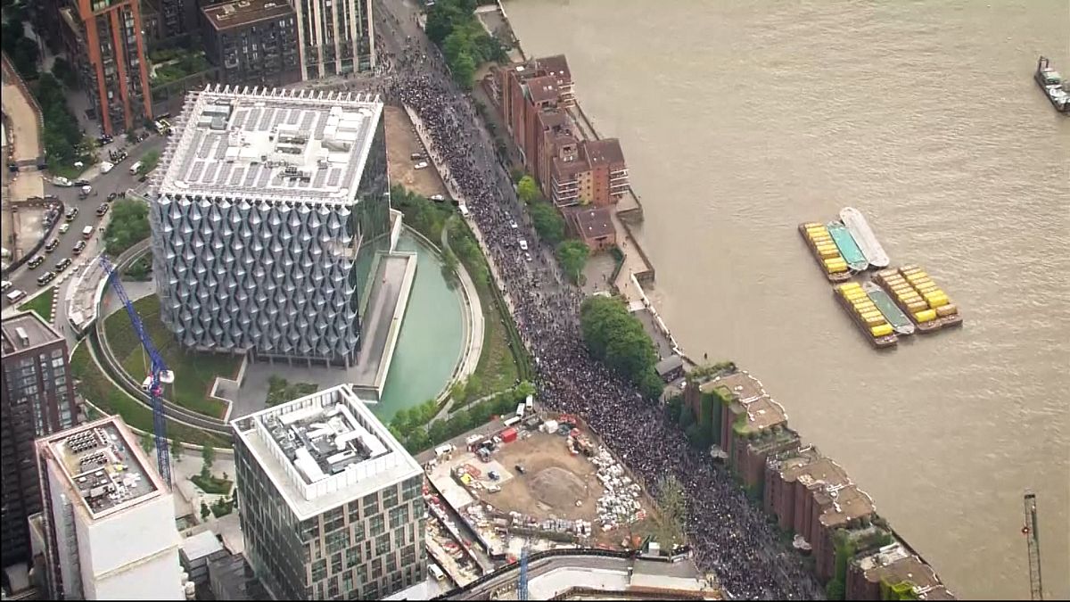 شاهد: المئات يتظاهرون ضدّ العنصرية أمام مقر السفارة الأميركية في لندن