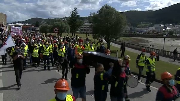 Trabajadores de Alcoa llevando el ataúd que simboliza su muerte laboral Trabajadores de Alcoa llevando el ataúd que simboliza su muerte laboral