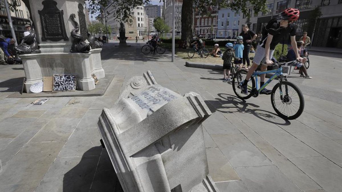 Памятник сбрасывают в реку в Бристоле