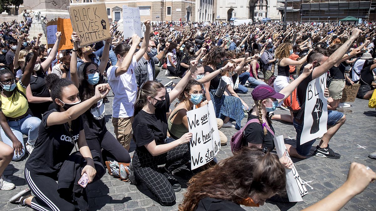 شاهد: المتظاهرون المناهضون للعنصرية في روما يلتزمون الصمت لمدة ثماني دقائق