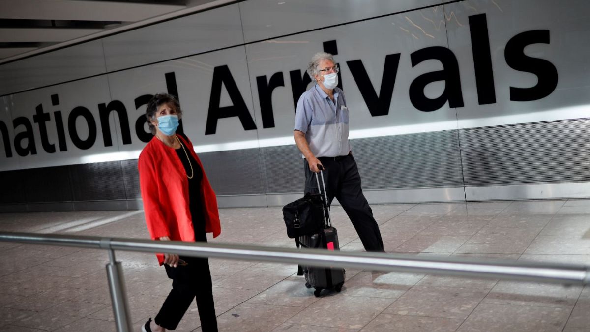 Viajeros llegan al aeropuerto de Heathrow antes de la entrada en vigor de la cuarentena