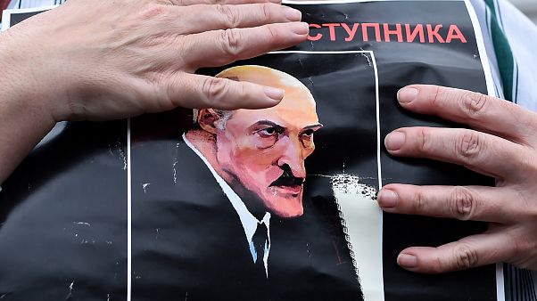 Протестующий с карикатурой на Лукашенко Протестующий с карикатурой на Лукашенко