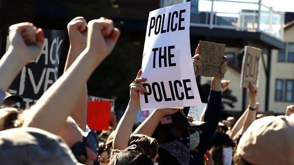 ABD'de siyahi George Floyd'un polis tarafından öldürülmesi sonrası protestolar şiddetlenerek devam ediyor. ABD'de siyahi George Floyd'un polis tarafından öldürülmesi sonrası protestolar şiddetlenerek devam ediyor.