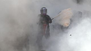 Un policía utiliza un extintor para hacer retroceder a los manifestantes en Ciudad de México, el 5 de junio.