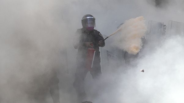 Un policía utiliza un extintor para hacer retroceder a los manifestantes en Ciudad de México, el 5 de junio. Un policía utiliza un extintor para hacer retroceder a los manifestantes en Ciudad de México, el 5 de junio.