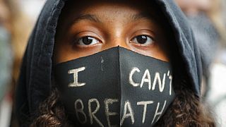 George Floyd protestolarında maskesinin üzerinde  "I can't breath" (nefes alamıyorum) mesajı taşıyan siyahi bir çocuk.