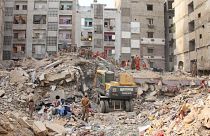 Pakistan'da 5 katlı bina çöktü