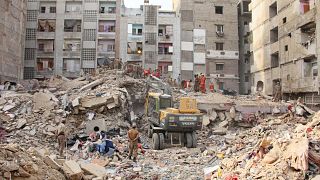 Pakistan'da 5 katlı bina çöktü