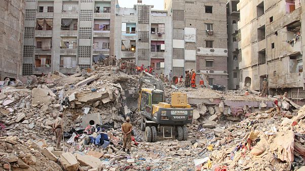 Pakistan'da 5 katlı bina çöktü Pakistan'da 5 katlı bina çöktü