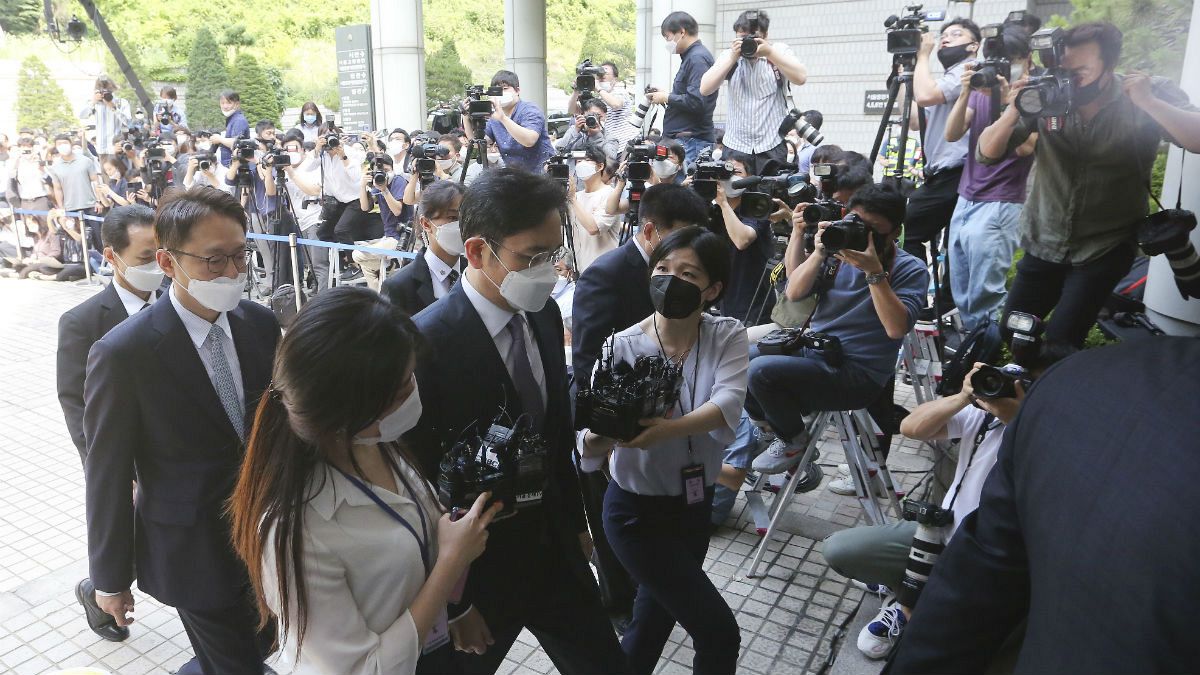 Samsung Electronics Vice Chairman Lee Jae-yong, left center, arrives at the Seoul Central District Court