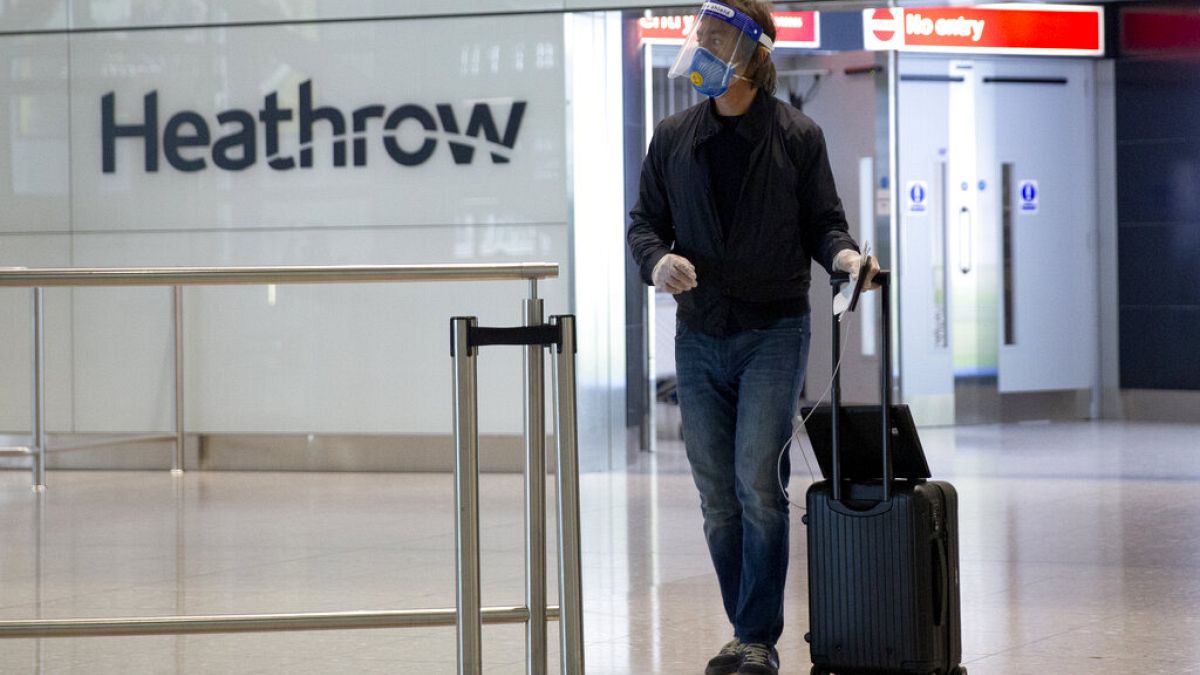 Avrupa'nın en işlek hava limanı Heathrow'da bir yolcu.