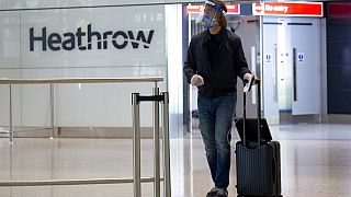 Avrupa'nın en işlek hava limanı Heathrow'da bir yolcu.