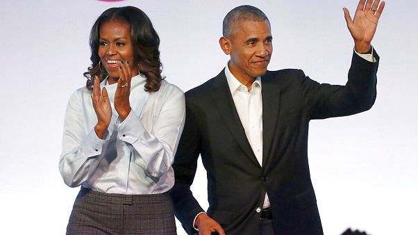 Unter dem Aufmacher "Dear Class of 2020" richten sich die Obamas und andere Stars and die junge Generation und ermutigen sie. Unter dem Aufmacher "Dear Class of 2020" richten sich die Obamas und andere Stars and die junge Generation und ermutigen sie.