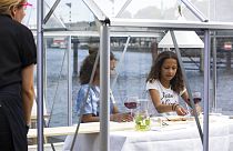 Egy amszterdami étterem biztonsági okokból üvegházakba ülteti vendégeit
