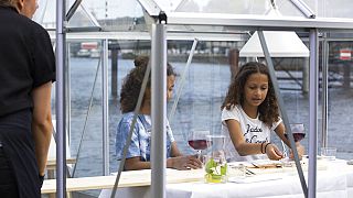Egy amszterdami étterem biztonsági okokból üvegházakba ülteti vendégeit 
