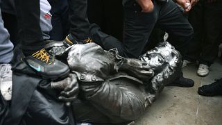 زانو زدن روی گردن مجسمه ادوارد کالستون تاجر برده بریتانیایی