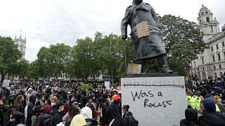 تمثال لتشرشل تم تخريبه من قبل متظاهرين مناهضين للعنصرية
