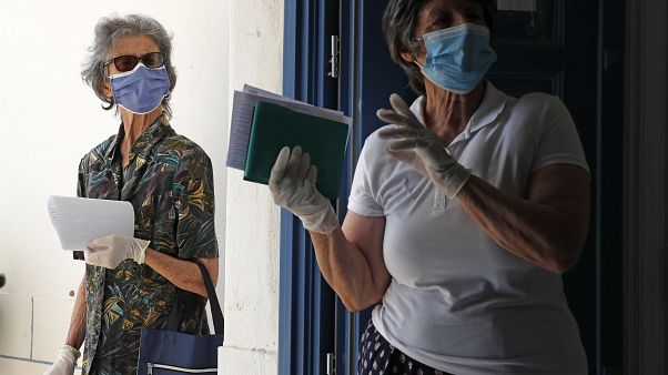 Πολίτες με προστατευτικές μάσκες Πολίτες με προστατευτικές μάσκες