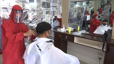 Филиппинцы вновь могут постричься в парикмахерской