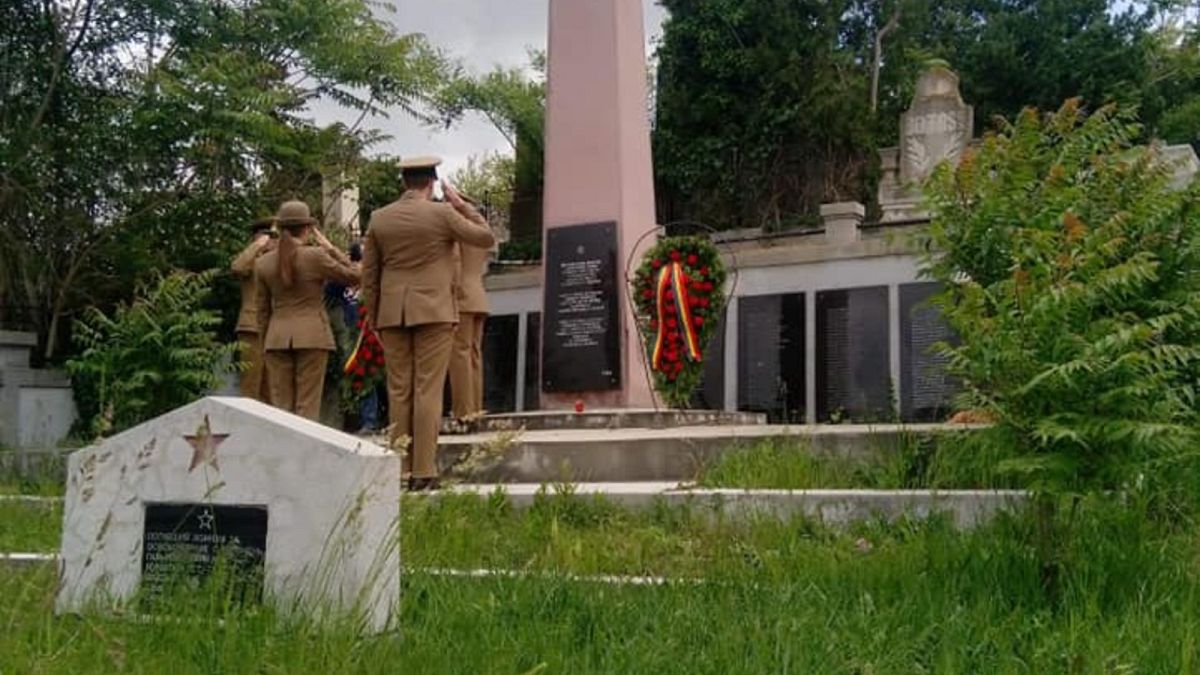 Romanian soldiers lay wreaths at a Russian memorial at the cemetery in Turda