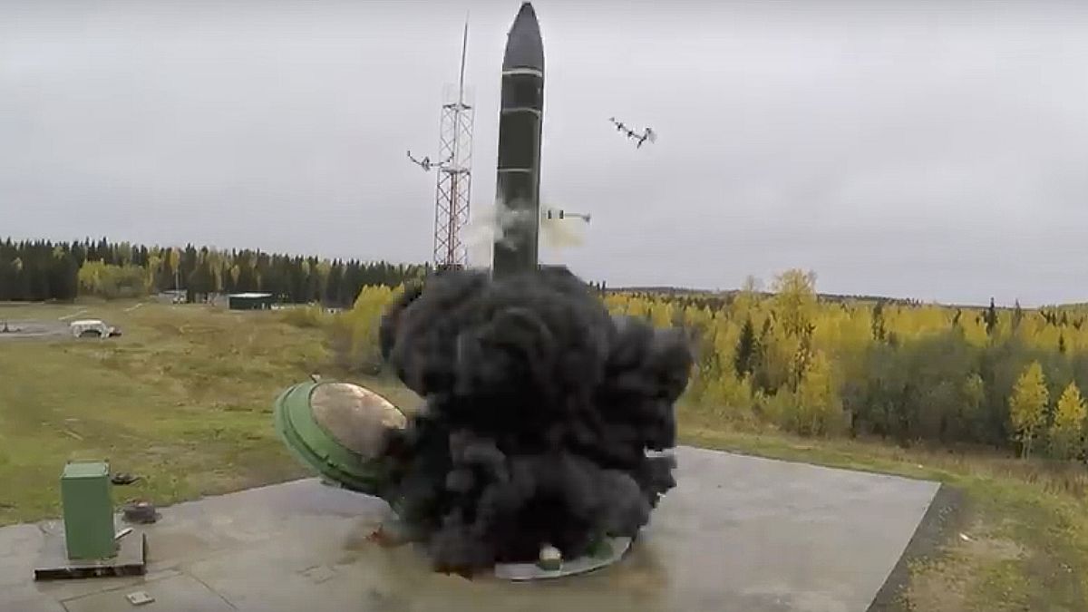 Vежконтинентальная баллистическая ракета поднимается из шахты в России