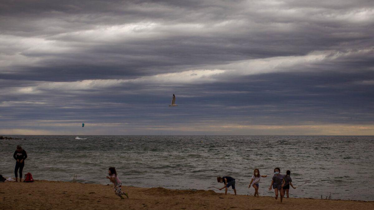 Gyerekek játszanak a barcelonai tengerparton