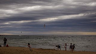 Gyerekek játszanak a barcelonai tengerparton