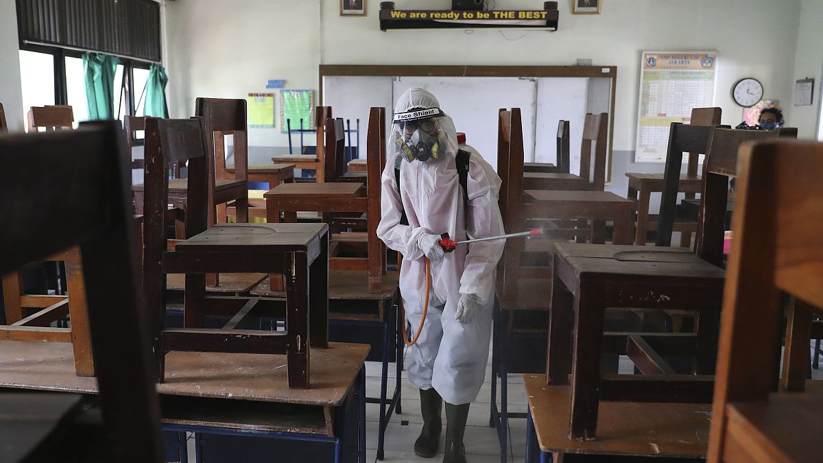 تعقيم إحدى المدارس في إندونيسيا 