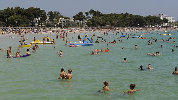 Urlauber baden am Samstag, 1. August 2009, am Strand von Alcudia, Mallorca, Spanien. Urlauber baden am Samstag, 1. August 2009, am Strand von Alcudia, Mallorca, Spanien.
