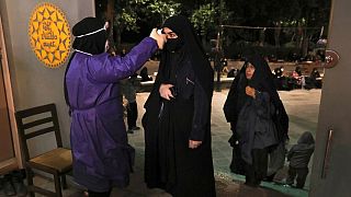 تب‌سنجی در مراسم شب قدر در ورودی مسجد دانشگاه تهران