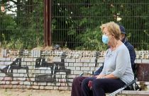 Una pareja de ancianos conversa en un banco de Madrid