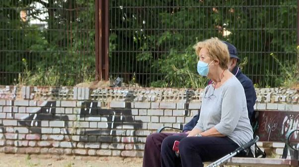 Una pareja de ancianos conversa en un banco de Madrid Una pareja de ancianos conversa en un banco de Madrid