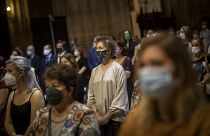 Feligreses con mascarilla acuden a un funeral en la catedral de Sevilla