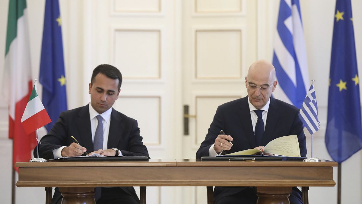 Anlaşma Yunanistan Dışişleri Bakanı Nikos Dendias ve İtalya Dışişleri Bakanı Luigi Di Maio tarafından imzalandı