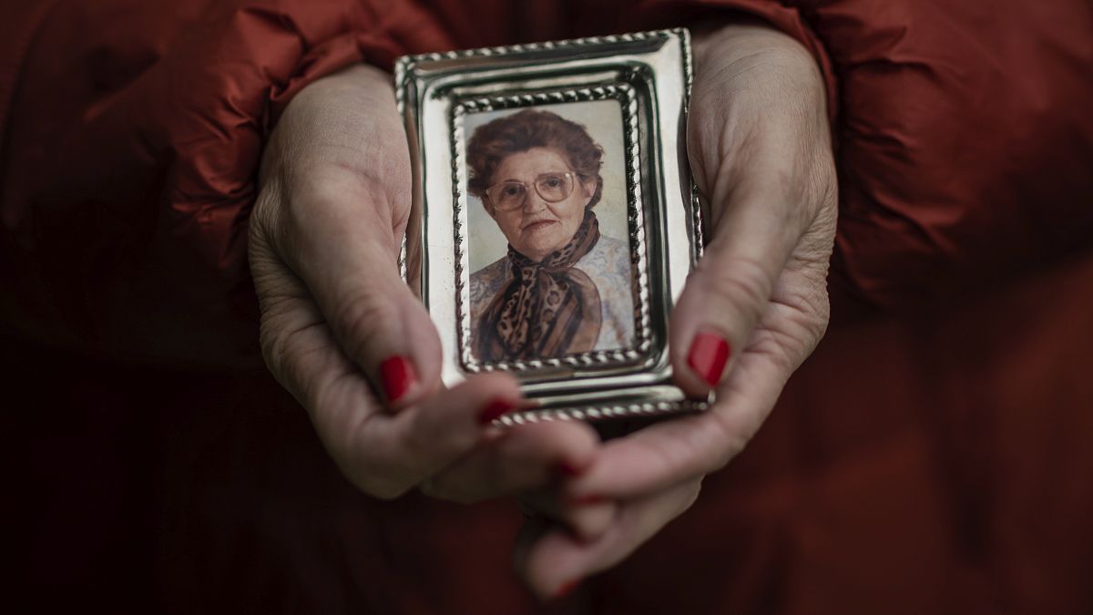 Teresa Navarro montre une photo de sa mère, Concepcion Rosinos, décédée pendant l'épidémie