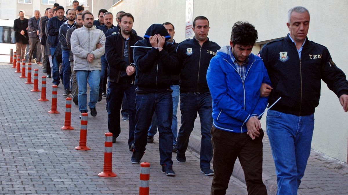 عکس آرشیوی از دستگیری مظنونان به دست داشتن در کودتای ترکیه