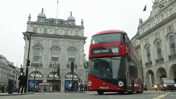 Londoni autóbusz a díjfizetési zónában, a Piccadilly Circuson Londoni autóbusz a díjfizetési zónában, a Piccadilly Circuson