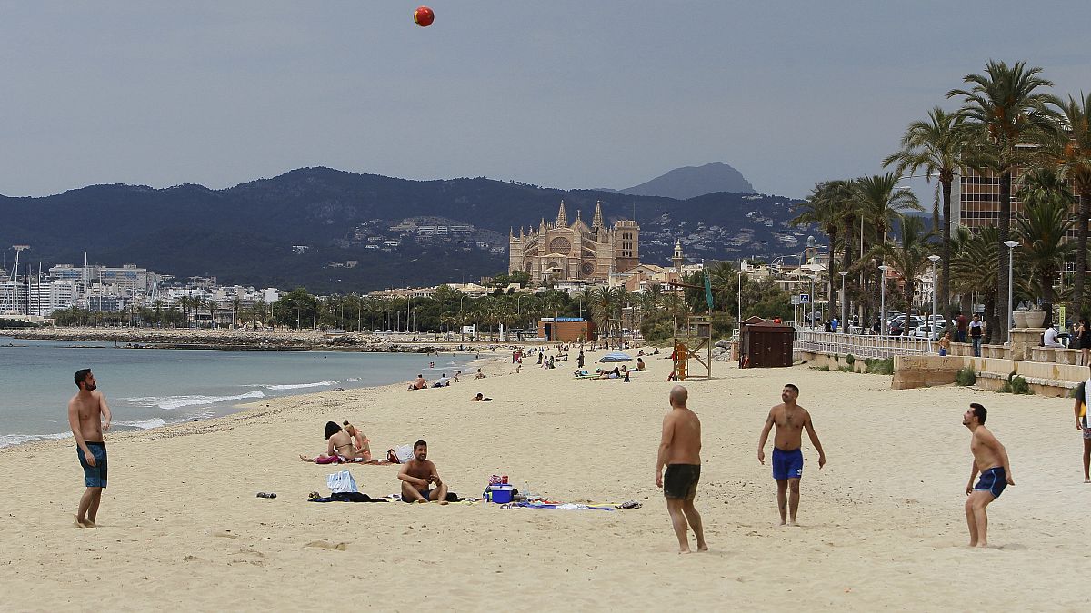 Poca afluencia en una playa de Palma de Mallorca (España) en mayo
