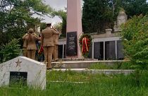 Un gruppo di soldati rumeni rende omaggio al memoriale russo di Turda
