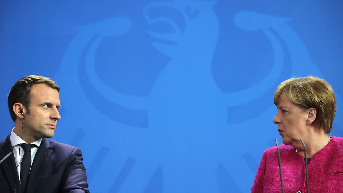 الرئيس الفرنسي إيمانويل ماكرون والمستشارة الألمانية أنغيلا ميركل