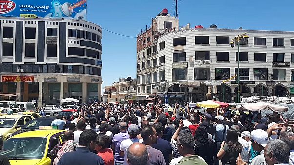 سوريون في السويداء يتظاهرون ضدّ النظام واحتجاجاً على الحالة الاقتصادية سوريون في السويداء يتظاهرون ضدّ النظام واحتجاجاً على الحالة الاقتصادية