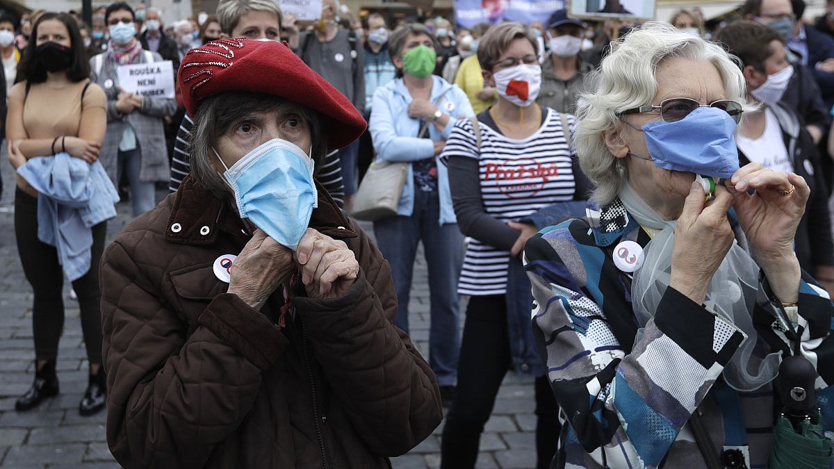 زنانی که در پراگ ماسک پوشیده‌اند. استفاده از ماسک در جمهوری چک از زمان شروع همه‌گیری ویروس کرونا اجباری بود.