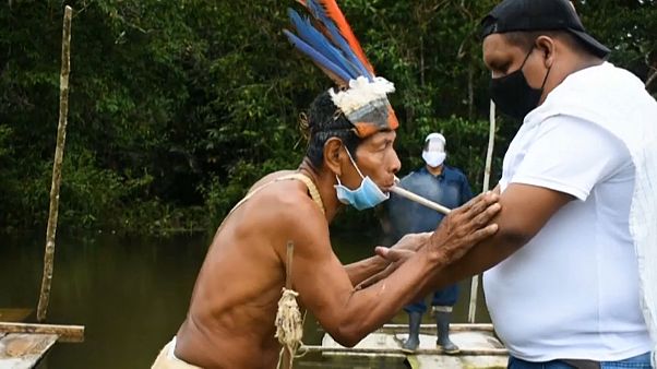 Un anciano y un joven de una tribu de la Amazonía colombiana Un anciano y un joven de una tribu de la Amazonía colombiana