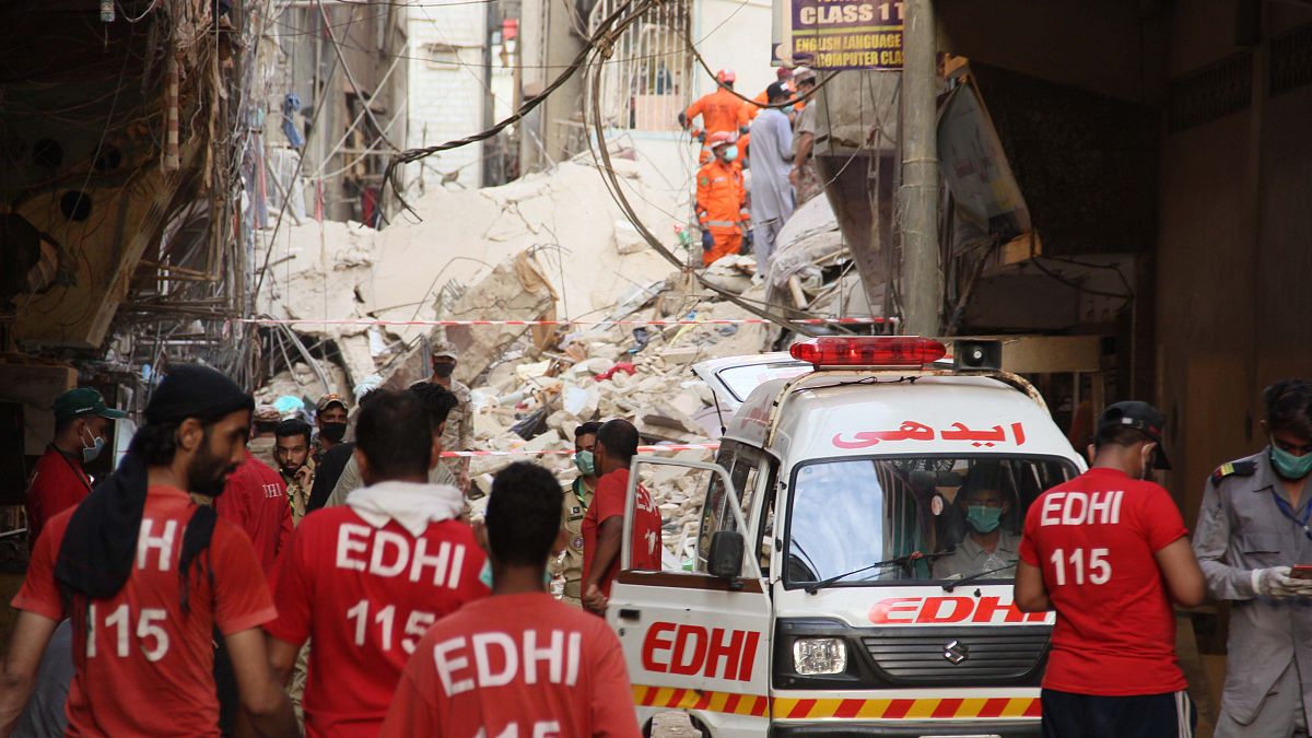Pakistan'ın Karaçi kentinde 5 katlı binanın çökmesi sonucu 22 kişi hayatını kaybetti