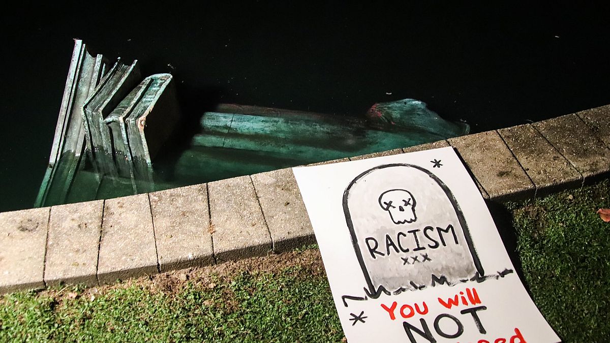تمثال كريستوفر كولومبوس مرمي في المياه في ريتشموند