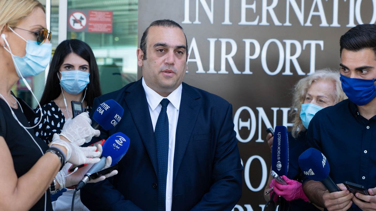 Ο Υπουργός Μεταφορών της Κύπρου Γιάννης Καρούσος στο Αεροδρόμιο Λάρνακας