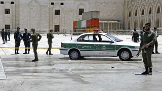 عناصر من الشرطة الإيرانية في طهران